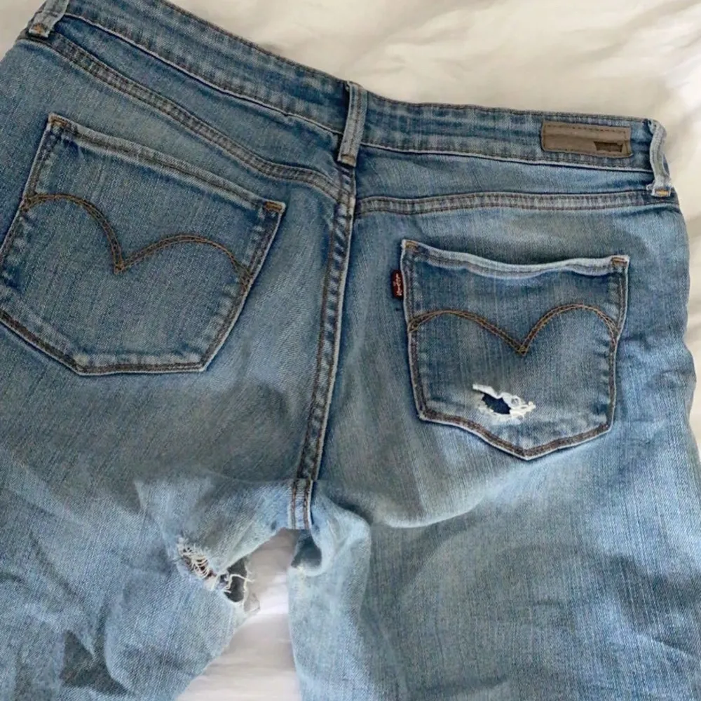Säljer ett par snygga lågmidjade Levis jeans, säljer pga för stora för mig💕 välanvända men fortfarande snygga! Har ett hål på fickan och på insida ben. Skriv till mig för intresse eller frågor☺️. Jeans & Byxor.