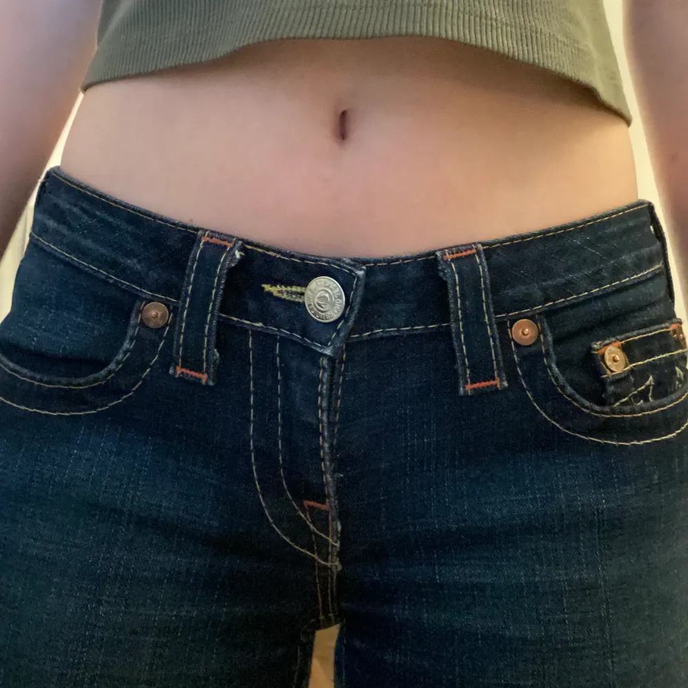 jättesnygga low waisted  True Religion Jeans som tyvärr är lite för korta för mig. modellen är straight/ lite bootcut!💓mycket bra skick!! (spårbar frakt 66kr). Jeans & Byxor.