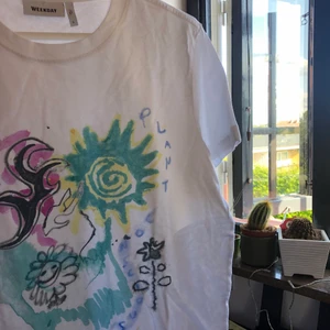 T-shirt  - Säljer denna ascoola mönstrade tröjan från weekday! Köpt här på Plick men använder tyvärr inte den så mycket längre :( Priset går att diskutera 🎨🌵 ✨🍃