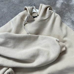 Hoodie - Bra skick, lite kortare i modellen 