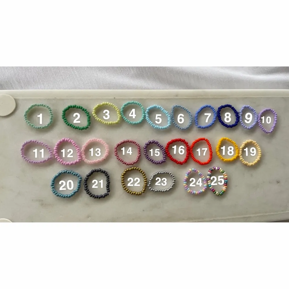 RINGAR!!! I alla möjliga färger💞 på sista bilden ser ni nummer på de olika färgerna så det är bara att skriva vilket nummer ni vill ha så fixar jag, det går även bra att blanda olika nummer på en och samma ring ☺️☺️ finns även så man kan beställa matchande armband!!!🤍🤍🤍 15kr per ring eller 3 för 40kr . Accessoarer.