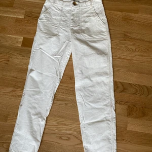 White Manchester Pants Zara  - Sjukt snygga raka Manchesterbyxor. Knappt använda från Zaras TRF kollektion! 