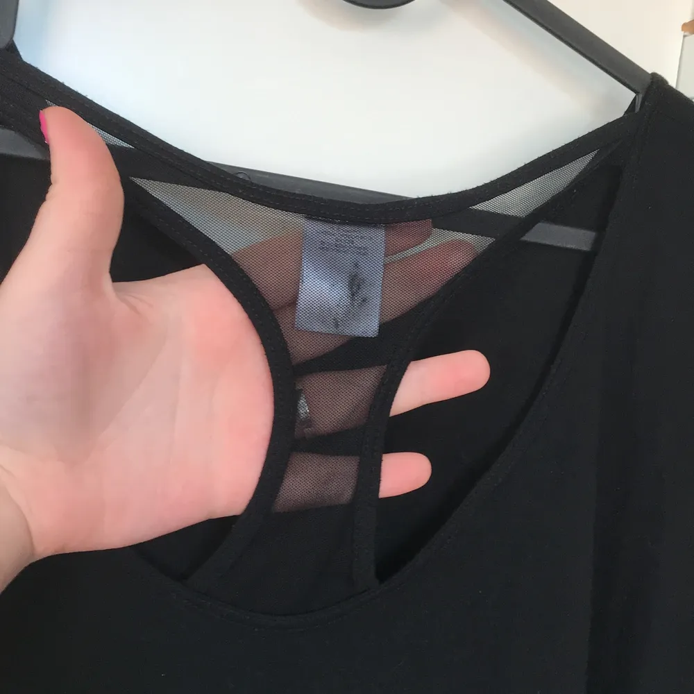 Tröjan är i ett luftigt, lite genomskinligt material. Vid nacken och längst ner på tröjan är svart nät. Kan också änvändas till vardags. Bra slick ⭐️. T-shirts.