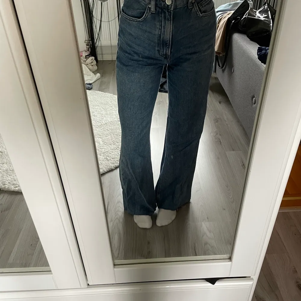 Jeans i stl 34 från hm. Jag är 155 lång,frakt får köparen stå för 🤍. Jeans & Byxor.