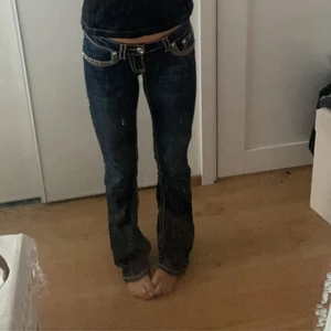 Lågmidjade jeans - Säljer mina fina byxor från LA IDOL GIRL som är liknar true religion lite! Jag är 170 å de passar helt perfket för mig:) mitt midjemått är ca 75cm, skulle nog säga att storleken är en liten 27:a eller 26 förlåt för usla bilder hör av er för fler :))