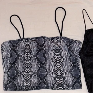 Toppar - Två jätte fina toppar i väldigt fint skick som är för små därför säljs dom använt fåtal gånger superhärligt material storlek s