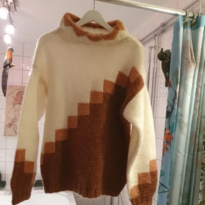 Stickad söt unik tröja  - I mycket bra skick och passar xxs_l beror på hur man vill ha på sig. Finns fler bilder och matcherar med allt. 