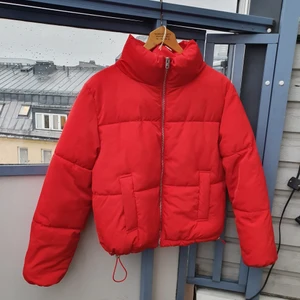 Kort puffer jacka  - I mycket bra skick och passar xxs _ m .Bra till vinter och matcherar med allt 