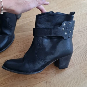 Stövletter - Boots with removal details bought in Paris. Size 40 but I normally wear a size 39