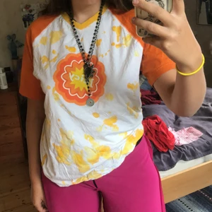 Oversized t-shirt juicy - Gul/orange t-shirt. Armarna är orangea precis som märket där det står juicy. Kragen är lätt v-ringad oxh gul. Köpt second hand i Spanien. Det gula tie-dye mönstret gjorde själv. Knappt använt. Möts gärna upp i Stockholmsområdet men kan även frakta. Köparen står för frakt!💕