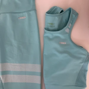 STEONGER TRÄNINGSSET - Mintblå topp och leggings från STRONGER. Storlek S båda delarna. Nypris 699+399kr
