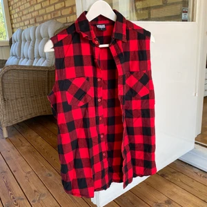 Röd skjorta utan ärmar - Ärmlös rödskjorta köpt från TopStreetWear. Passar till det mesta, en tisha, en hoodie eller ett linne, allt går! Inte jätteanvänd så i fint skick 😊