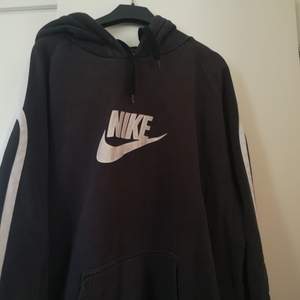 Sjukt snygg och trendig vintage Nike hoodie. Snyggt urtvättad. Stl XL men snygg som oversize. GE BUD! 