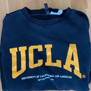 Ucla sweatshirt m - Superfin sweatshirt från H&m med ucla tryck. Storlek m men oversize på mig som bär s ❤️