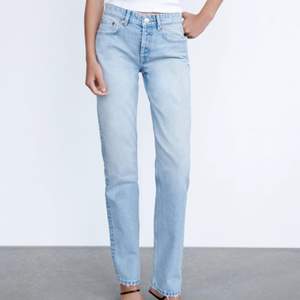 Snygga mid rise jeans från zara, helt nya endast testade ☺️ köparen står för frakt (lånad bild)