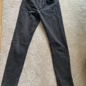 ZARA slitsade svarta jeans - Använda men inga defekter