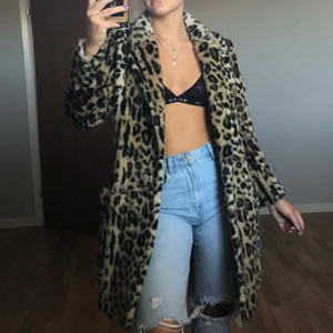 Rockandblue kappa  - Rockandblue kappa, faux fur. Nypris 2499kr. Går att stänga med 2 knappar. Strl 36