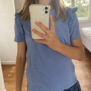 Blå topp från Zara🐳 - Säljer min fina topp från Zara!🤍Har bara använts 1-2 gånger och är i mycket bra skick. Tyvärr inte struken, hör gärna av dig om du är intresserad😊 