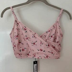 Blommig Crop top - ➡️ NLY ONE: wrap print top • helt Oanvänd • Pris: 90kr • ST small, har man stora lats så kan toppen sitta tight  • Rosa blommig top