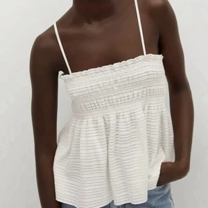 Söt topp - Gullit linne från mango i storlek S. Aldrig använt säljer pga de ej är min stil, skriv för fler bilder:) köpt för 230 kr i butik. Budet ligger på 120+frakt (buda gärna direkt i annonsen)