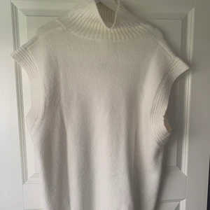 Stickad väst  - Så snygg stickad väst perfekt till hösten. Aldrig använd så den är i helt nytt skick. 