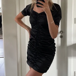 Satin klänning - Säljer denna jättefina klänningen som är i svart rynkat satintyg. Perfekt för festliga tillfällen, även helt oanvänd bara provat den på. (Lapp sitter kvar)🖤🖤🖤 köparen står för frakten.
