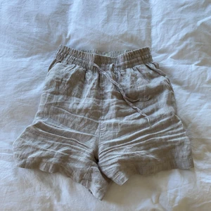 Populära linne-shorts  - Från Gina. Slutsålda. Stl 32 men passar mig som är S/M i byxor. Väldigt stretchig midja. Superfina! Endast använd 1 gång