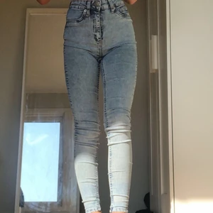 Skinny Jeans  - Dom sitter vädligt bra och är använda max 2 ggr. Jag har ett par i xxs och ett par i S. Dom är ifrån lager 157 och original priset är 299 kr tror jag. Jag säljer dom för 100 kr. ( dom är blåa längst ner på Jeansen också det är bara solen som lyser där så ser de vita ut )
