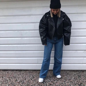 Skinnjacka - Funderar på att sälja min skinnjacka från förra hösten, den är ifrån NA-KD i storlek 32