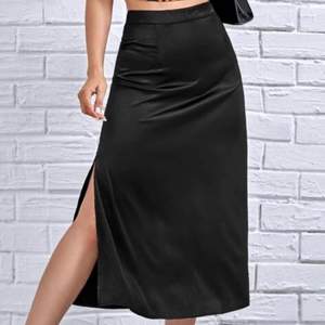 Svart satin kjol i strl S. Oanvänd pga för stor för mig! Säljes för 89kr + frakt 💖