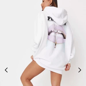 Vit playboy hoodie  - Vit helt oanvänd playboy hoodie i storlek 34! Prislapp kvar och endast provad! Skriv privat om ni undrar något💘 perfekt nu till höst/vintern! Kan användas som en obersized tröja om man viker in den! <3