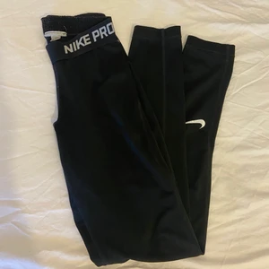 Svarta Nike träningsbyxor 🖤 - Sköna träningsbyxor som jag inte använder längre 🤍 det är nike pro i den gamla modellen och de är i begagnat skick 🤗
