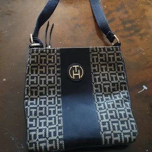 Åkta Tommy Helifiger crossbag väska  - I mycket bra skick och passar till båda kon.mycket stilig och söt.användade  cirka 4 gånger 