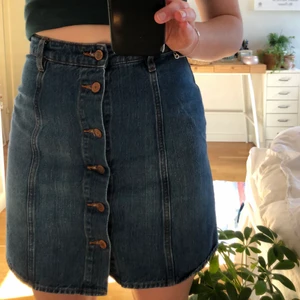 Jeanskjol  - Superfin jeanskjol från hm l.o.g.g!  Går några centimeter över knäa på mig som är 163 💕 frakt tillkommer! 