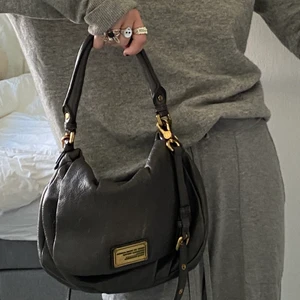 Marc Jacobs väska  - Superfin Marc Jacobs väska. Använt skick-därav priset. Grå med gulddetaljer