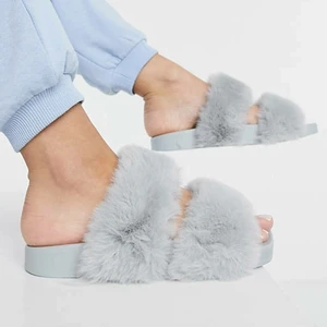 NYA Simmi London fluffiga slides tofflor - Oanvända grå fluffiga tofflor från Simmi London i storlek 40. Normala i storleken. Nypris 169 kr. Pris kan diskuteras, PM för frakt!