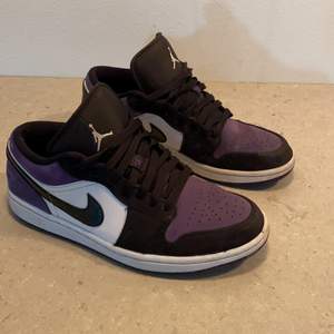 Säljer mina Jordan 1 Court Purple lows. Säljer för att jag inte har någon använding för dom längre. Nypris ca 3500kr. Använda en del. SKICK: 7,5/10. Skriv privat för fler bilder. Priset går att diskutera.