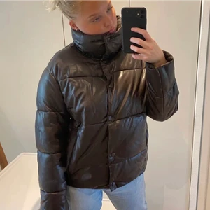Brun jacka zara - Brun jacka i läder/skinn imitation från Zara. Köpt förra vintern men har knappt kommit till användning! Lånad första bild