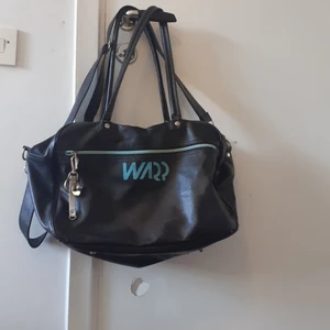 Skolväskan  - Svart blå skolväskan med nyckel ring från Stadium.😀