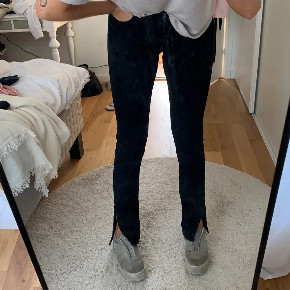 Svarta byxor med slits från Zara, storlek 36 men ganska tighta. Jag är 170cm 🤘🏼. Jeans & Byxor.
