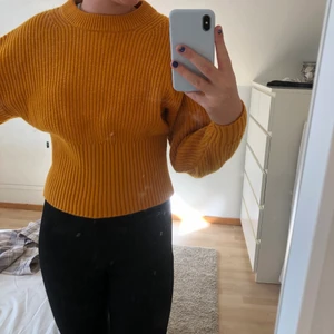 Stickad tröja  - Otroligt fin tröja från &other stories, säljs då jag inte använder den. Tröjan är nästan som ny, frakt tillkommer 