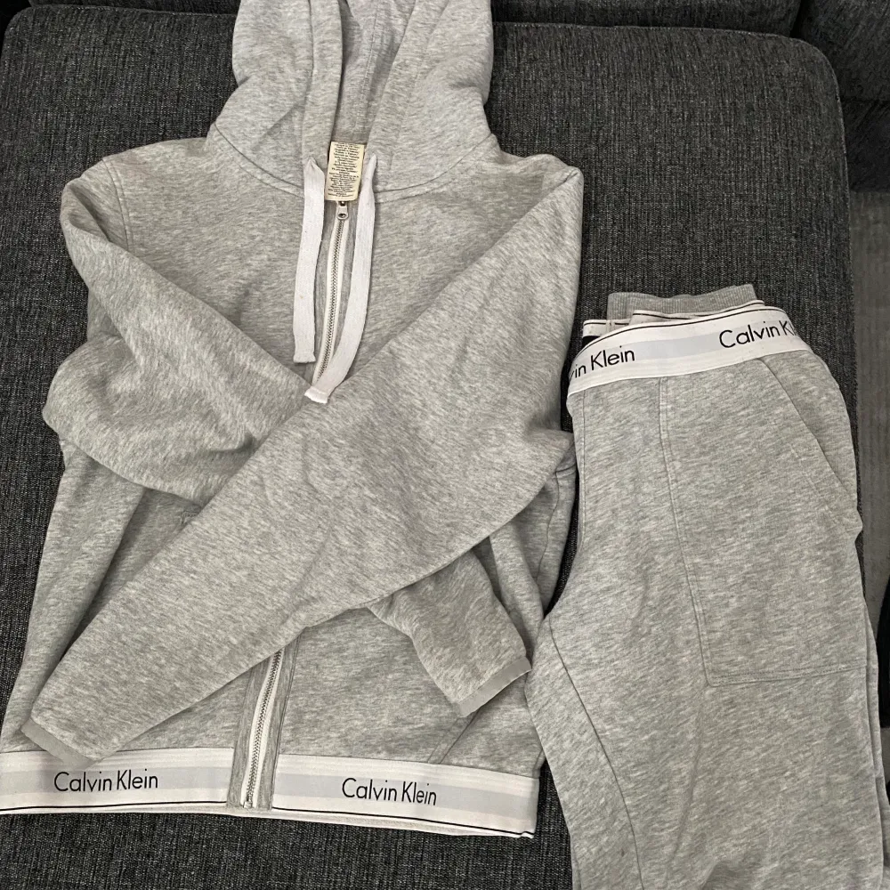 Calvin Klein hoodie plus byxor till. Storlek XS. Använd en del, men i bra skick. Köparen står för frakt och får välja själv spårbarfrakt eller ej. . Hoodies.