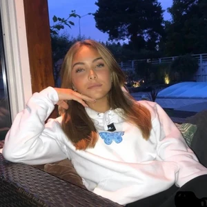 Thecoolelephant - Söker denna vita hoddie i stl XS! 💙 helst vit men svart går bra de med :)