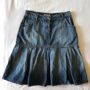 volangkjol  - volangkjol i jeans🐘 fint med en tjocktröja över nu i höst! strl 36. sitter lite lowwaisted på mig som brukar ha S eller 34/36 i kläder. mycket bra skick. Kan skicka fler bilder eller mått vid begäran. Om fler är intresserade blir det budgivning. Kolla gärna in mina andra annonser, samfraktar gärna🐅