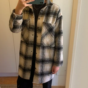 Storrutig jacka från Cocoture  - Köpt förra hösten, normal i storlek! Mörkgrå/svart i färgen  🥰