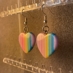 Regnbågs örhängen - Ett par fina örhängen från kawii, köptes för ca 65kr säljer för 35kr, säljer för att jag inte anväde dom och för att de inte passar min stil.