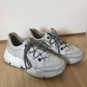 Sneakers strl 39 - Göteborg, pris exklusive frakt. Sneakers, storlek 39. Vit/grå, bra skick.
