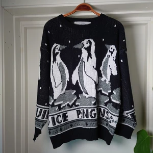 Vintagetröja - Stickad vintagetröja med pingviner. De silvriga partierna har lite glitter i sig ❄️