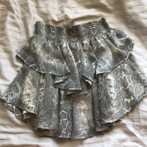 Trendigaste kjolen med djur-mönster! Från Gina tricot i storlek 38. Sjukt skön och jättefin till en crop top eller en stickad tröja🤍😍 sparsamt använd och iprincip i nyskick!