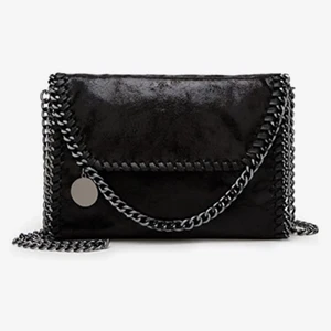 Väska - säljer denna snygga väska, den är en stella mccartney liknande väska. Passar till allt och i bra storlek. Buda vid intresse⚡️💞Eller köp direkt för 600kr💗